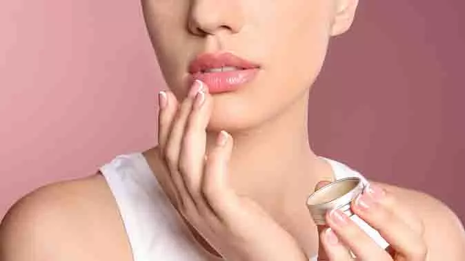 Chapped Lips: गर्मियों में भी फट रहे हैं आपके होंठ, तो इन उपायों से पाएं राहत Chapped Lips: गर्मियों में भी फट रहे हैं आपके होंठ, तो इन उपायों से पाएं राहत