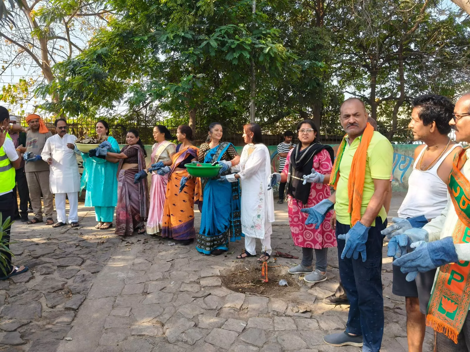 चंगोराभाठा में मेयर मीनल चौबे ने श्रमदान की चंगोराभाठा में मेयर मीनल चौबे ने श्रमदान की