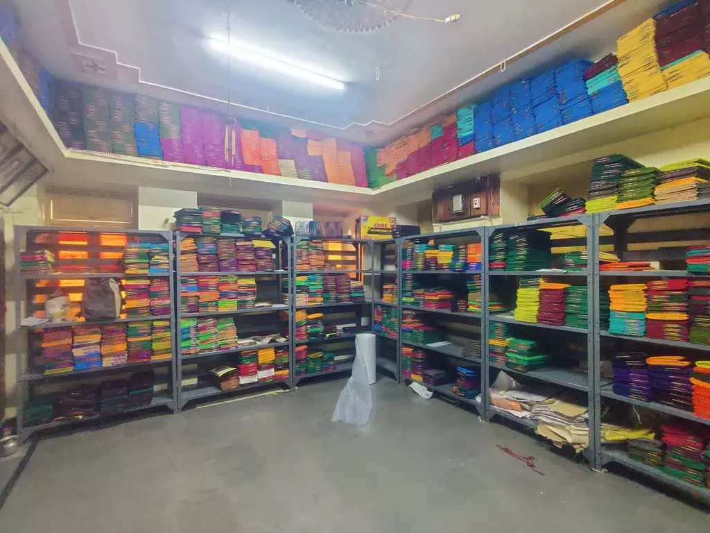 कच्चे माल की कीमतें बढ़ीं: 10 लाख साड़ियां नहीं बिकीं कच्चे माल की कीमतें बढ़ीं: 10 लाख साड़ियां नहीं बिकीं
