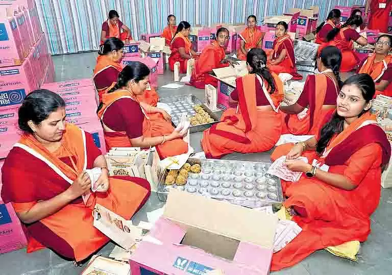 Vontimitta में श्री सीता राम कल्याणम में भक्तों के लिए 70,000 तिरुमाला लड्डू पैक किए Vontimitta में श्री सीता राम कल्याणम में भक्तों के लिए 70,000 तिरुमाला लड्डू पैक किए