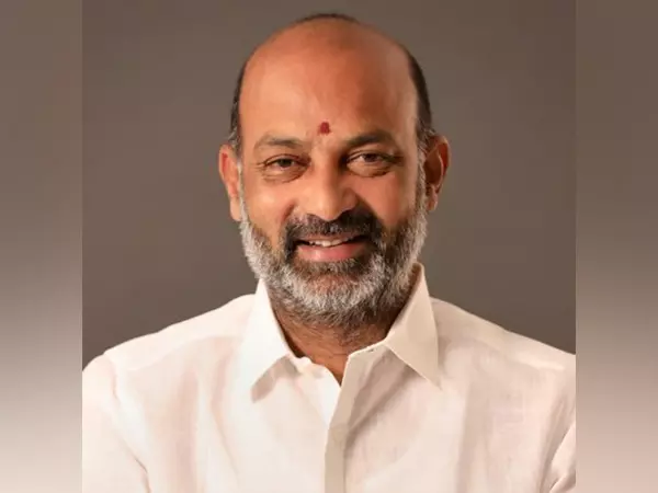 केंद्रीय मंत्री बंदी संजय ने AICC बैठक में सीएम रेवंत रेड्डी की टिप्पणी पर पलटवार किया केंद्रीय मंत्री बंदी संजय ने AICC बैठक में सीएम रेवंत रेड्डी की टिप्पणी पर पलटवार किया