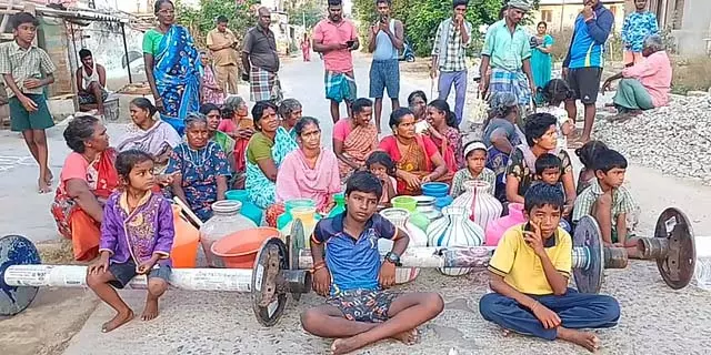 Tamil Nadu: लोग अचानक खाली बर्तन लेकर सड़क जाम कर पीने के पानी की मांग करने लगे Tamil Nadu: लोग अचानक खाली बर्तन लेकर सड़क जाम कर पीने के पानी की मांग करने लगे