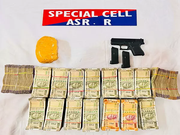 Punjab: मादक पदार्थों की तस्करी और अवैध मौद्रिक लेन-देन के आरोप में तीन लोग गिरफ्तार Punjab: मादक पदार्थों की तस्करी और अवैध मौद्रिक लेन-देन के आरोप में तीन लोग गिरफ्तार