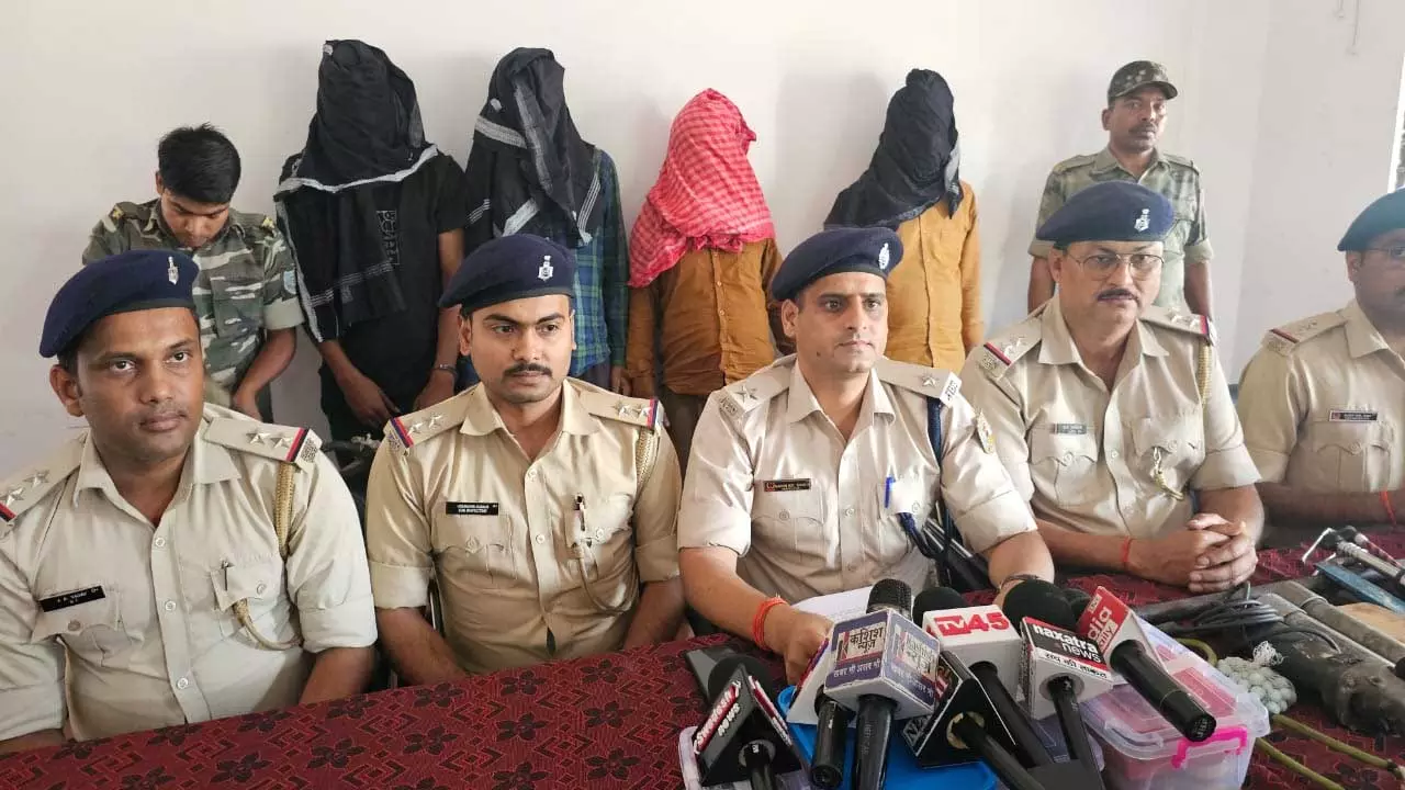 ज्वेलर्स दुकान में सेंधमारी कर चोरी, 4 गिरफ्तार, कुर्सी बेचने के बहाने निकलते ज्वेलर्स दुकान में सेंधमारी कर चोरी, 4 गिरफ्तार, कुर्सी बेचने के बहाने निकलते