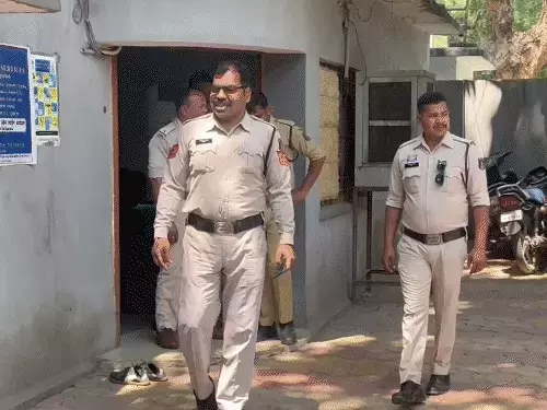 थाने पहुंची और दूसरी शादी करने अड़ गई दो बच्चों की मां, सदमे में ससुराल वाले थाने पहुंची और दूसरी शादी करने अड़ गई दो बच्चों की मां, सदमे में ससुराल वाले