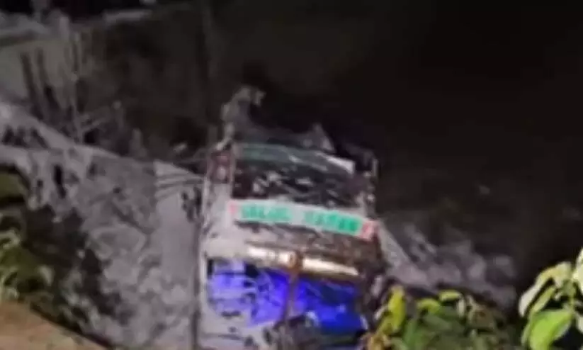 थमारास्सेरी में लॉरी के खड्ड में गिरने से चालक घायल; ड्राइवर पेंट में डूब गया थमारास्सेरी में लॉरी के खड्ड में गिरने से चालक घायल; ड्राइवर पेंट में डूब गया
