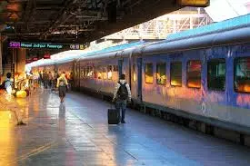 Jaipur: राजस्थान के 5 रेलवे स्टेशन होंगे आधुनिक, यात्री सुविधाओं में होगा बड़ा सुधार Jaipur: राजस्थान के 5 रेलवे स्टेशन होंगे आधुनिक, यात्री सुविधाओं में होगा बड़ा सुधार