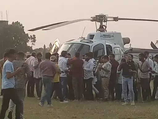 SDM की शादी में हेलीकॉप्टर से आया दूल्हा, अफसर का हीरा कारोबारी से हुआ निकाह SDM की शादी में हेलीकॉप्टर से आया दूल्हा, अफसर का हीरा कारोबारी से हुआ निकाह