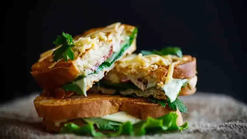 Cafe Style Bun Sandwich: कैफ़े स्टाइल अनोखे बन आलू सैंडविच की यह मसालेदार रेसिपी ज़रूर ट्राई करें Cafe Style Bun Sandwich: कैफ़े स्टाइल अनोखे बन आलू सैंडविच की यह मसालेदार रेसिपी ज़रूर ट्राई करें