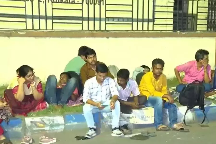 SSC घोटाला: नौकरी जाने और पुलिस कार्रवाई के विरोध में शिक्षकों ने क्रमिक भूख हड़ताल शुरू की SSC घोटाला: नौकरी जाने और पुलिस कार्रवाई के विरोध में शिक्षकों ने क्रमिक भूख हड़ताल शुरू की