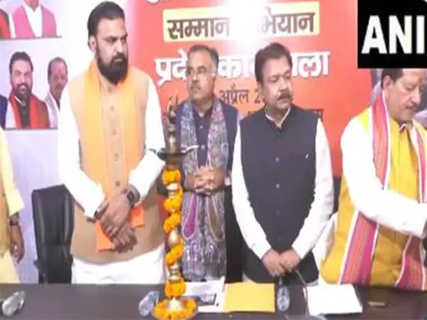 BJP प्रमुख नेताओं ने पार्टी नेताओं, कार्यकर्ताओं के साथ बैठक की, बीआर अंबेडकर को श्रद्धांजलि दी BJP प्रमुख नेताओं ने पार्टी नेताओं, कार्यकर्ताओं के साथ बैठक की, बीआर अंबेडकर को श्रद्धांजलि दी