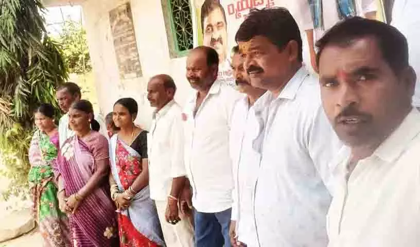 Narsapur में राशन की दुकानों पर कांग्रेस नेताओं द्वारा पार्टी के बैनर लगाने पर विवाद Narsapur में राशन की दुकानों पर कांग्रेस नेताओं द्वारा पार्टी के बैनर लगाने पर विवाद
