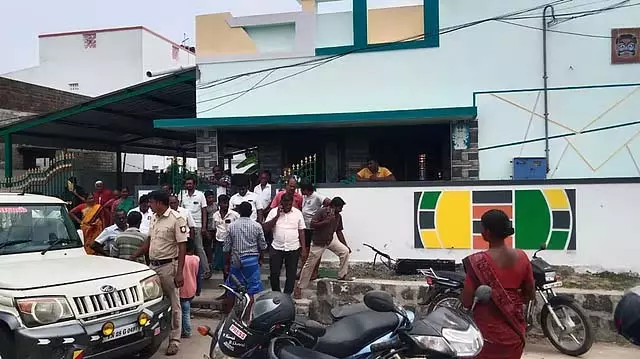 नमक्कल सांसद के घर में आग: पेट्रोल बम फेंका गया? - पुलिस जांच नमक्कल सांसद के घर में आग: पेट्रोल बम फेंका गया? - पुलिस जांच