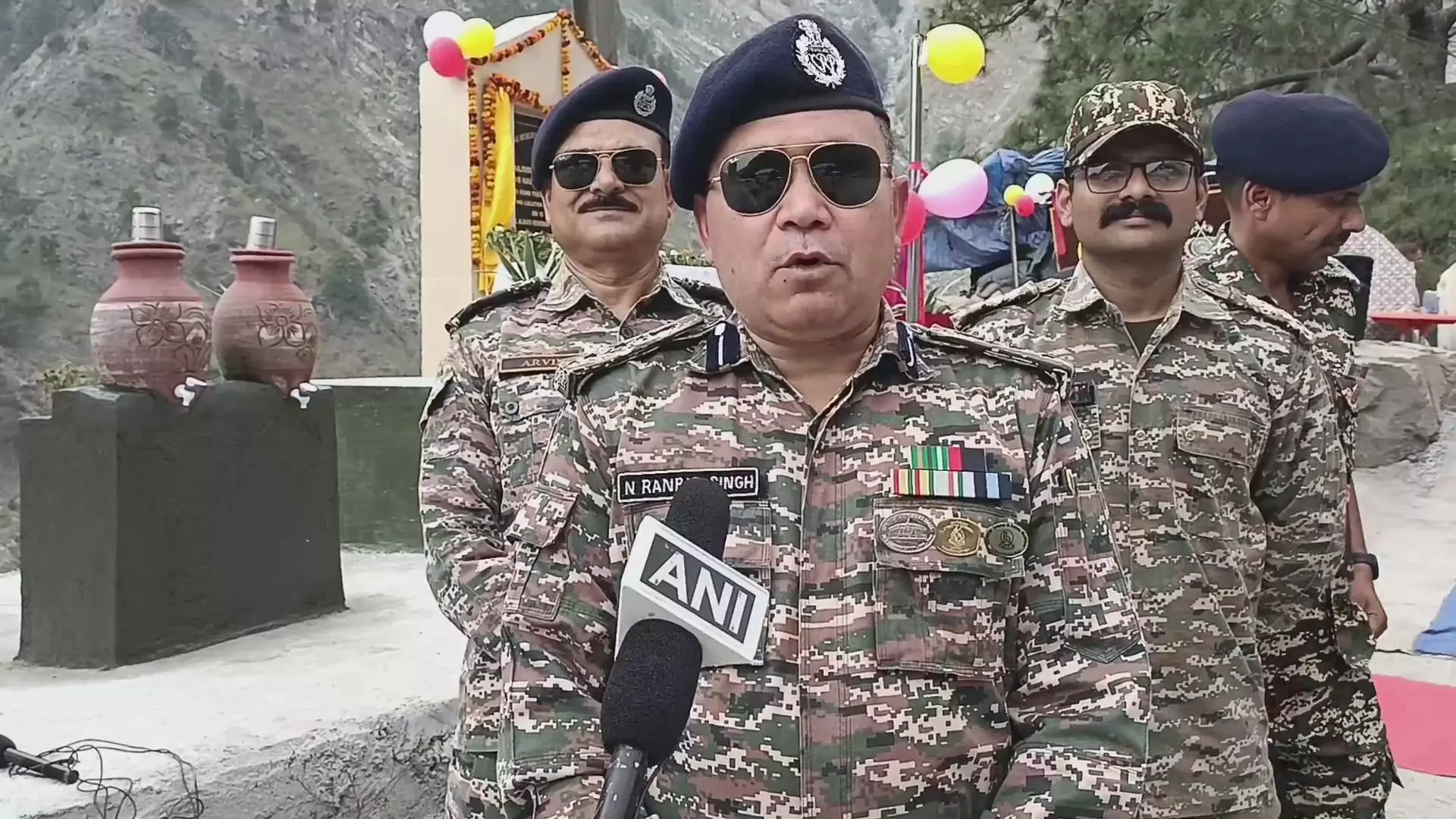 CRPF कमांडेंट एन रणबीर सिंह ने रामबन में शहीद जवानों के लिए स्मारक का किया उद्घाटन CRPF कमांडेंट एन रणबीर सिंह ने रामबन में शहीद जवानों के लिए स्मारक का किया उद्घाटन