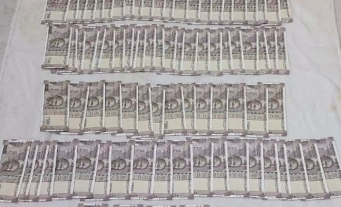 Odisha: बलांगीर में 50,000 रुपये मूल्य के नकली नोट जब्त, 2 गिरफ्तार Odisha: बलांगीर में 50,000 रुपये मूल्य के नकली नोट जब्त, 2 गिरफ्तार