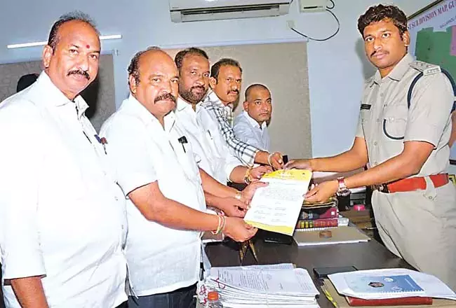 TDP नेताओं ने पूर्व मंत्री करुमुरी के खिलाफ शिकायत दर्ज कराई TDP नेताओं ने पूर्व मंत्री करुमुरी के खिलाफ शिकायत दर्ज कराई