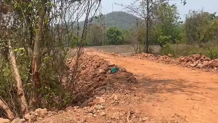 ध्वस्त किए गए Sanguem टाउन हॉल के मलबे का इस्तेमाल धान के खेत में अवैध रूप से भूमि-भरण के लिए किया ध्वस्त किए गए Sanguem टाउन हॉल के मलबे का इस्तेमाल धान के खेत में अवैध रूप से भूमि-भरण के लिए किया