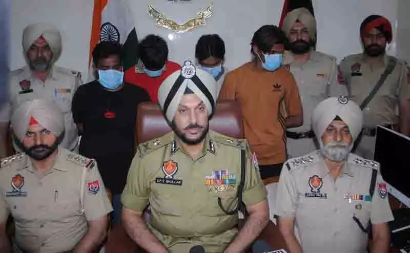 DRI इंस्पेक्टर समेत आठ लोग मादक पदार्थ तस्करी के आरोप में गिरफ्तार DRI इंस्पेक्टर समेत आठ लोग मादक पदार्थ तस्करी के आरोप में गिरफ्तार