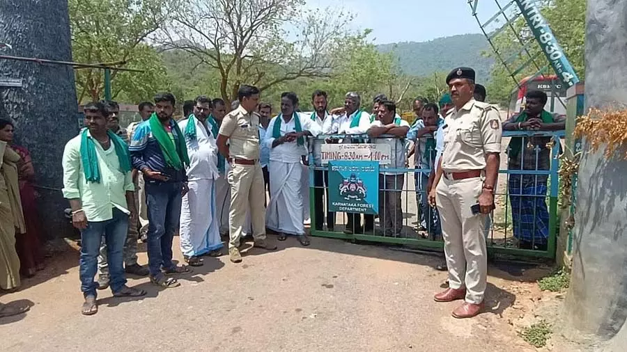 Karnataka: गोपालस्वामी बेट्टा पर फिल्म शूटिंग के खिलाफ किसानों ने किया प्रदर्शन Karnataka: गोपालस्वामी बेट्टा पर फिल्म शूटिंग के खिलाफ किसानों ने किया प्रदर्शन