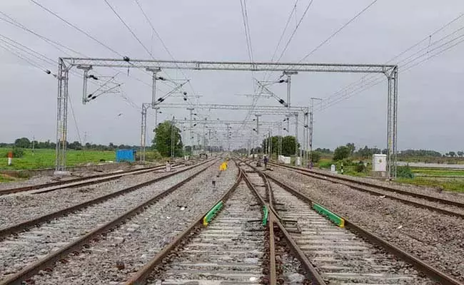 Andhra: 1,332 करोड़ की लागत से तिरुपति-पाकला-काटपाडी रेलवे लाइन दोहरीकरण कार्य Andhra: 1,332 करोड़ की लागत से तिरुपति-पाकला-काटपाडी रेलवे लाइन दोहरीकरण कार्य