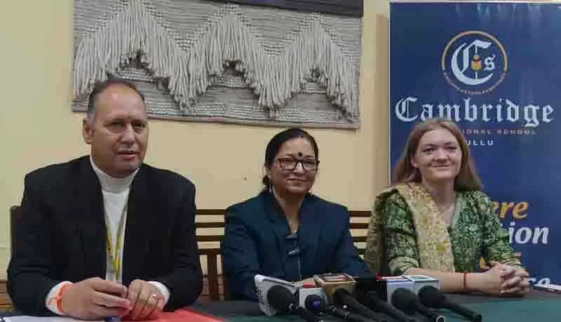 अमेरिकी शिक्षकों ने Kullu के कैम्ब्रिज स्कूल में शैक्षिक कौशल बढ़ाया अमेरिकी शिक्षकों ने Kullu के कैम्ब्रिज स्कूल में शैक्षिक कौशल बढ़ाया