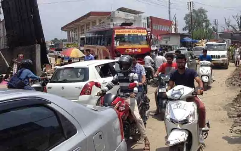Palampur की संकरी सड़कें पैदल चलने वालों के लिए मौत का जाल बन गईं Palampur की संकरी सड़कें पैदल चलने वालों के लिए मौत का जाल बन गईं