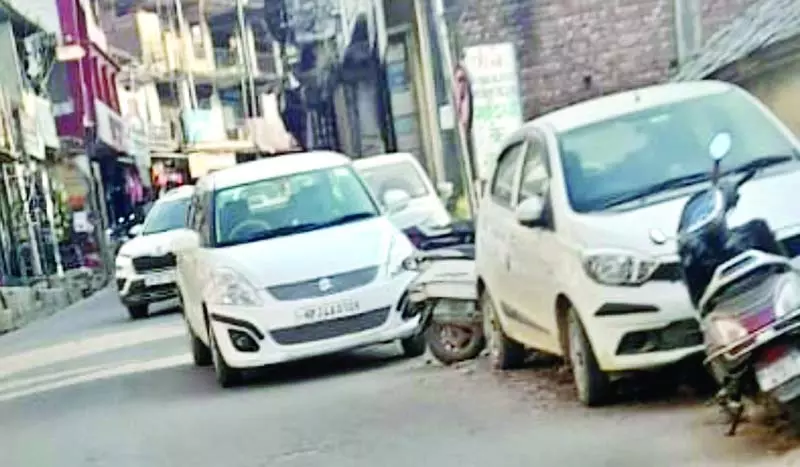 अवाहदेवी बाजार में दोनों तरफ आड़ी तिरछी गाडिय़ां बनी मुसीबत अवाहदेवी बाजार में दोनों तरफ आड़ी तिरछी गाडिय़ां बनी मुसीबत