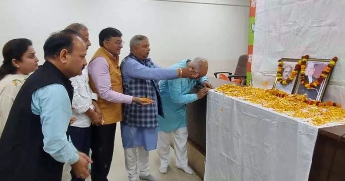 Jammu: सत शर्मा ने समाज से आतंकवाद के खिलाफ एकजुट होने की अपील की Jammu: सत शर्मा ने समाज से आतंकवाद के खिलाफ एकजुट होने की अपील की