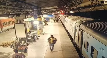 ग्रेनेड हमला: शहर में रेलवे स्टेशन पर बेखौफ होकर घूमता आरोपी सीसीटीवी में कैद, पुलिस तलाश में जुटी ग्रेनेड हमला: शहर में रेलवे स्टेशन पर बेखौफ होकर घूमता आरोपी सीसीटीवी में कैद, पुलिस तलाश में जुटी