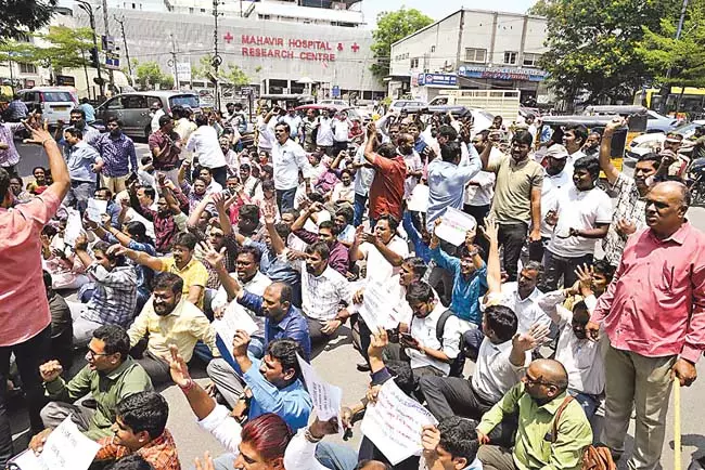 Telangana: उच्च शिक्षा परिषद कार्यालय की घेराबंदी से तनाव बढ़ा Telangana: उच्च शिक्षा परिषद कार्यालय की घेराबंदी से तनाव बढ़ा