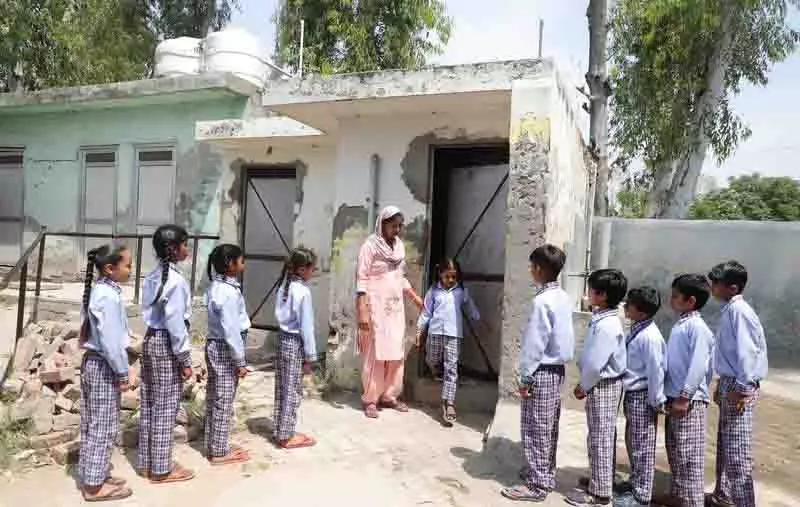 Jalandhar: प्रकृति की पुकार का जवाब देना एक कार्य, 80 छात्र एक शौचालय का उपयोग करते Jalandhar: प्रकृति की पुकार का जवाब देना एक कार्य, 80 छात्र एक शौचालय का उपयोग करते