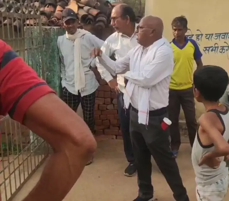 विधायक के PA के घर मचा हड़कंप, जब घुस आया तेंदुए विधायक के PA के घर मचा हड़कंप, जब घुस आया तेंदुए
