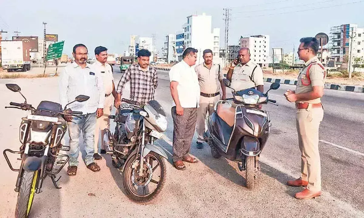 अदालत ने यातायात उल्लंघन के 186 मामलों में 22.8 लाख रुपये का जुर्माना लगाया अदालत ने यातायात उल्लंघन के 186 मामलों में 22.8 लाख रुपये का जुर्माना लगाया