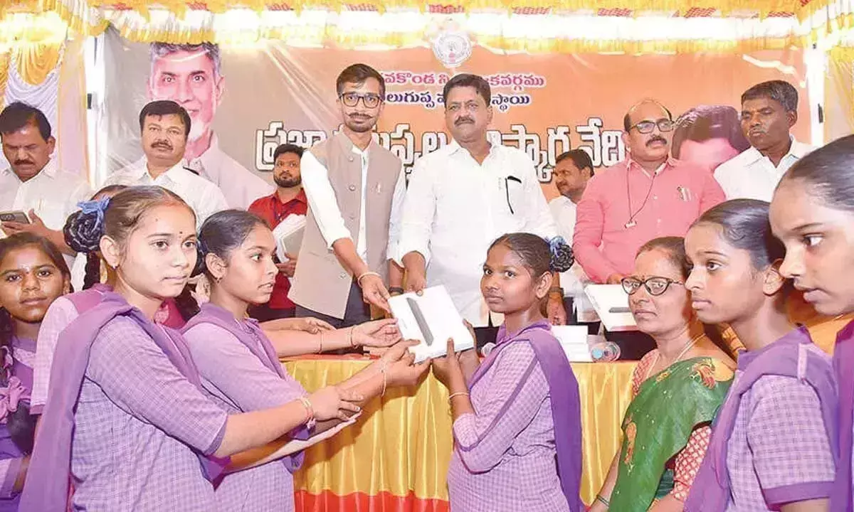 Andhra: पय्यावुला ने परियोजनाओं को समय पर पूरा करने पर जोर दिया Andhra: पय्यावुला ने परियोजनाओं को समय पर पूरा करने पर जोर दिया