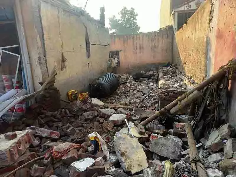 Chandigarh: सिलेंडर विस्फोट के बाद मकान की छत ढह गई Chandigarh: सिलेंडर विस्फोट के बाद मकान की छत ढह गई
