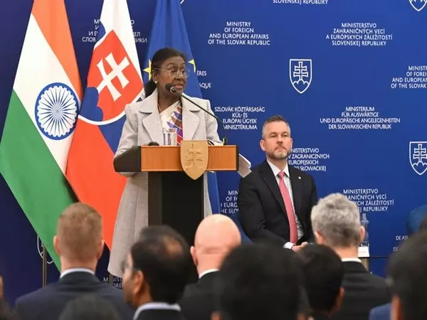 राष्ट्रपति मुर्मू ने स्लोवाकिया के साथ व्यापार संबंधों को बढ़ाने के लिए भारत की प्रतिबद्धता व्यक्त की राष्ट्रपति मुर्मू ने स्लोवाकिया के साथ व्यापार संबंधों को बढ़ाने के लिए भारत की प्रतिबद्धता व्यक्त की