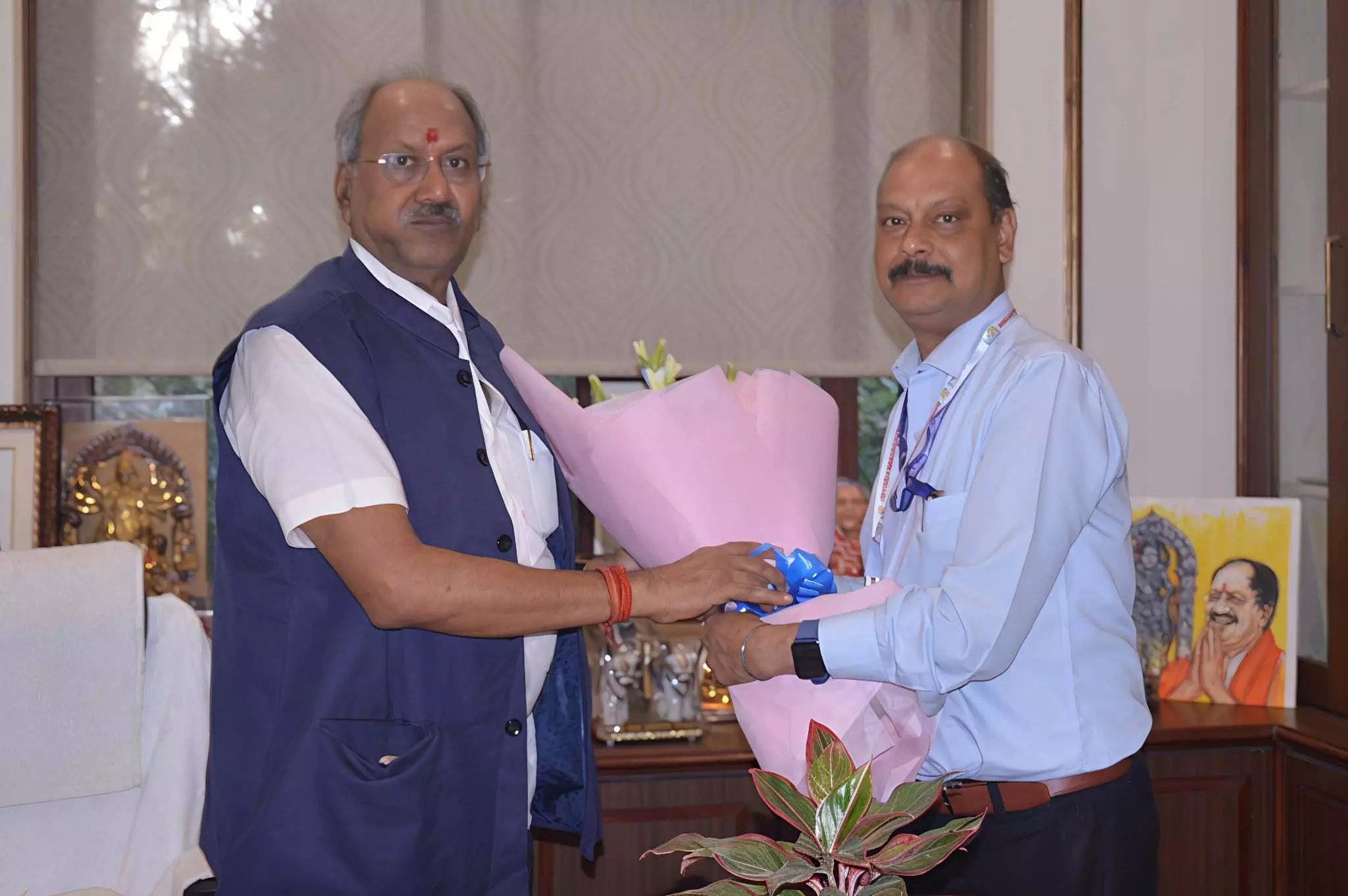 एसईसीएल के डीजीएम मनीष श्रीवास्तव ने सांसद बृजमोहन अग्रवाल से की सौजन्य भेंट एसईसीएल के डीजीएम मनीष श्रीवास्तव ने सांसद बृजमोहन अग्रवाल से की सौजन्य भेंट