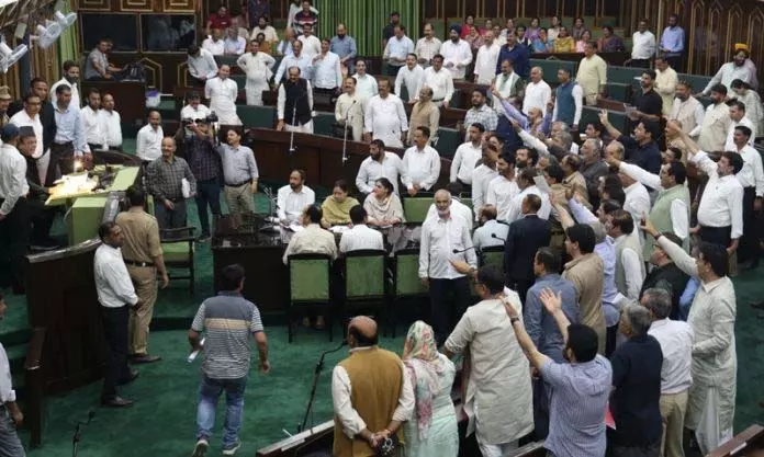 Jammu: वक्फ बिल पर हंगामे के कारण लगातार तीसरे दिन भी कार्यवाही बाधित Jammu: वक्फ बिल पर हंगामे के कारण लगातार तीसरे दिन भी कार्यवाही बाधित