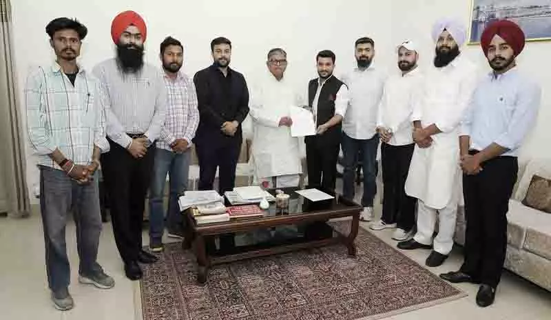 Amritsar: शिक्षक संघ ने राज्यपाल को ‘गलत’ अधिसूचना पर ज्ञापन सौंपा Amritsar: शिक्षक संघ ने राज्यपाल को ‘गलत’ अधिसूचना पर ज्ञापन सौंपा