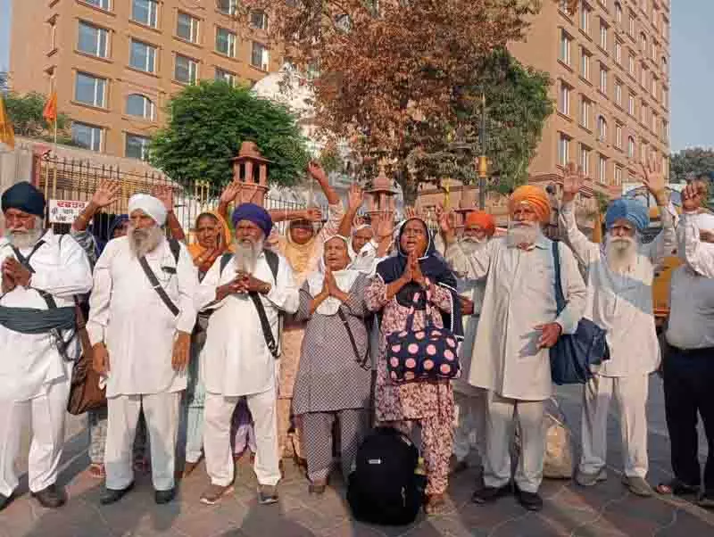 बैसाखी और खालसा साजना दिवस समारोह के लिए Sikh तीर्थयात्री पाकिस्तान जाते बैसाखी और खालसा साजना दिवस समारोह के लिए Sikh तीर्थयात्री पाकिस्तान जाते