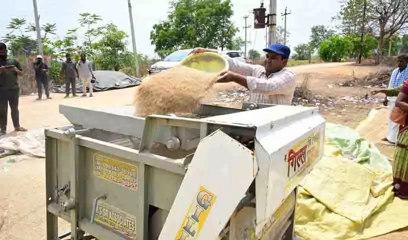 मेडक Collector ने धान की सफ़ाई में किसानों की मदद की मेडक Collector ने धान की सफ़ाई में किसानों की मदद की