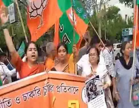 SSC घोटाले को लेकर भाजपा ने ममता बनर्जी की अगुवाई वाली TMC के खिलाफ विरोध रैली निकाली SSC घोटाले को लेकर भाजपा ने ममता बनर्जी की अगुवाई वाली TMC के खिलाफ विरोध रैली निकाली
