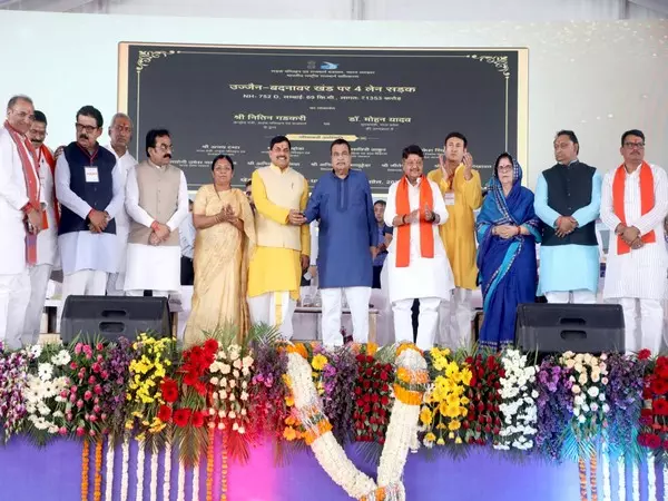 Gadkari, CM यादव ने धार में 5800 करोड़ रुपये की 10 राष्ट्रीय राजमार्ग परियोजनाओं का किया लोकार्पण Gadkari, CM यादव ने धार में 5800 करोड़ रुपये की 10 राष्ट्रीय राजमार्ग परियोजनाओं का किया लोकार्पण