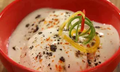 Dahi Idli: गर्मियों में आपकी सेहत का भी ख्याल रखती है ये डिश