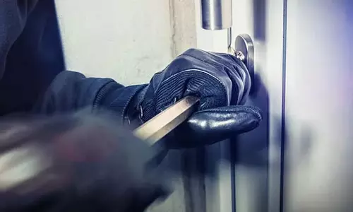 शोपियां में चोरों ने एसबीआई एटीएम से नकदी चुराने की असफल कोशिश की शोपियां में चोरों ने एसबीआई एटीएम से नकदी चुराने की असफल कोशिश की