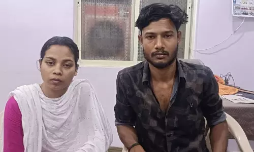 सड़क में पति-पत्नी की हुई लड़ाई, मौके पर पहुंची पुलिस ने खुफिया एजेंसी को किया अलर्ट सड़क में पति-पत्नी की हुई लड़ाई, मौके पर पहुंची पुलिस ने खुफिया एजेंसी को किया अलर्ट