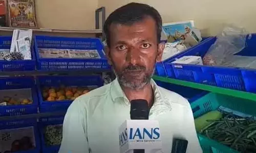 प्रधानमंत्री मुद्रा योजना ने बदली सब्जी विक्रेता की किस्मत, तुमकुर के श्रीनिवास ने सुनाई अपनी कहानी प्रधानमंत्री मुद्रा योजना ने बदली सब्जी विक्रेता की किस्मत, तुमकुर के श्रीनिवास ने सुनाई अपनी कहानी