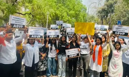 शिक्षा नीति के प्रावधान लागू न होने से दिल्ली विश्वविद्यालय के छात्र नाराज, किया प्रदर्शन शिक्षा नीति के प्रावधान लागू न होने से दिल्ली विश्वविद्यालय के छात्र नाराज, किया प्रदर्शन