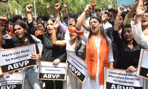 एबीवीपी ने दिल्ली विश्वविद्यालय में ‘छात्र विरोधी’ नीतियों का विरोध किया