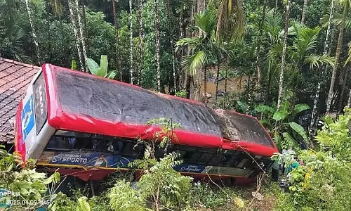 चिकमगलुरु: KSRTC की बस घर पर गिरी - 30 घायल